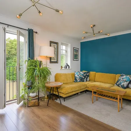 Townhouse On The River Decking & Private Parking