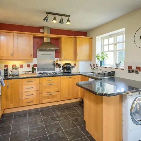 Townhouse On The River Decking & Private Parking