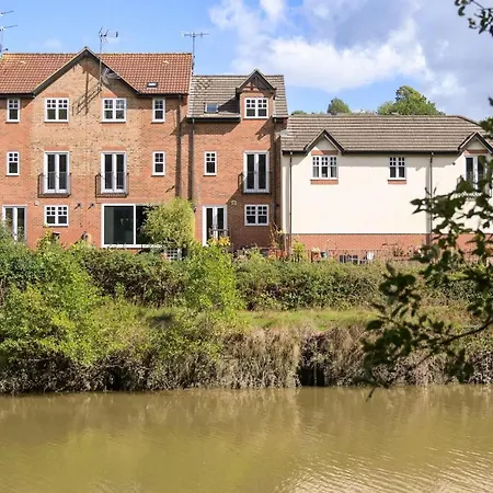 Townhouse On The River Decking & Private Parking