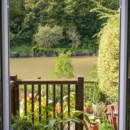 Townhouse On The River Decking & Private Parking